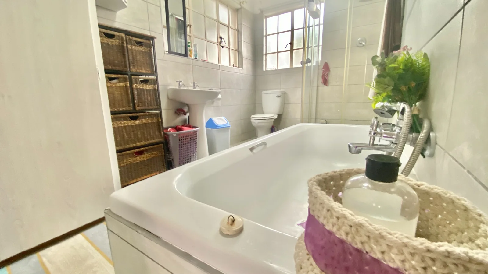 Lovely house on 1ha land to rent in Bainsvlei