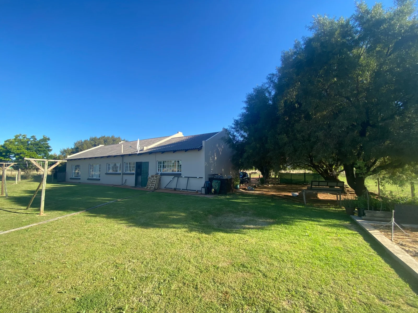 Lovely house on 1ha land to rent in Bainsvlei