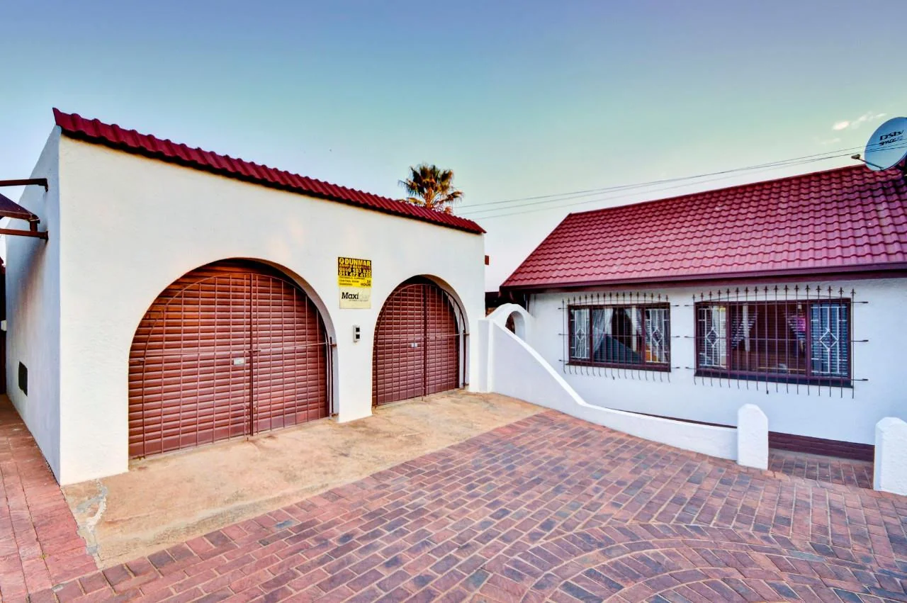 UPPER DISCOVERY / ONTDEKKERSPARK<br/>SPANISH STYLE VILLA WITH LOFT AND BALCONY