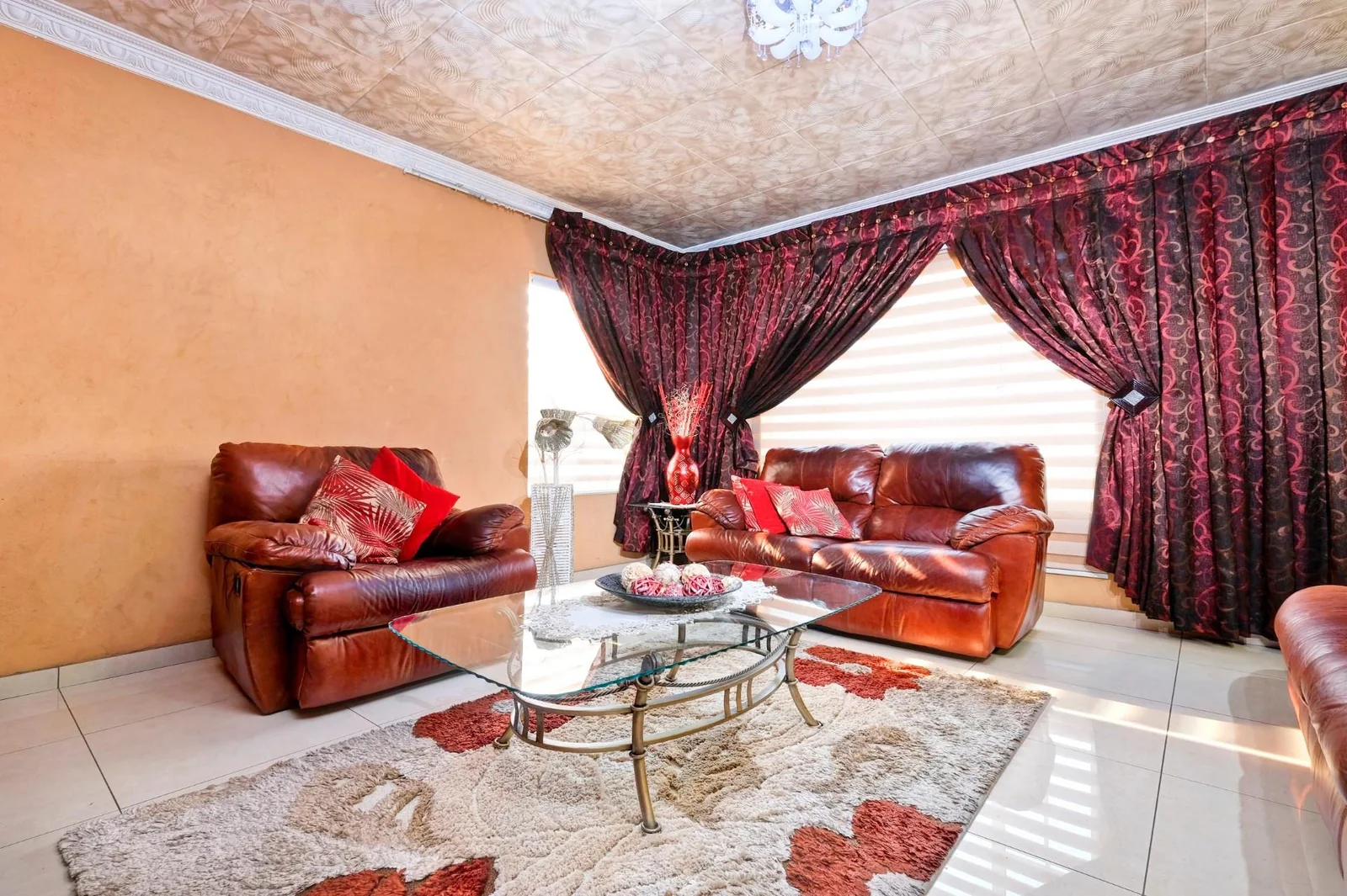 A beautiful huge low maintenance unit in a sought after complex!!!