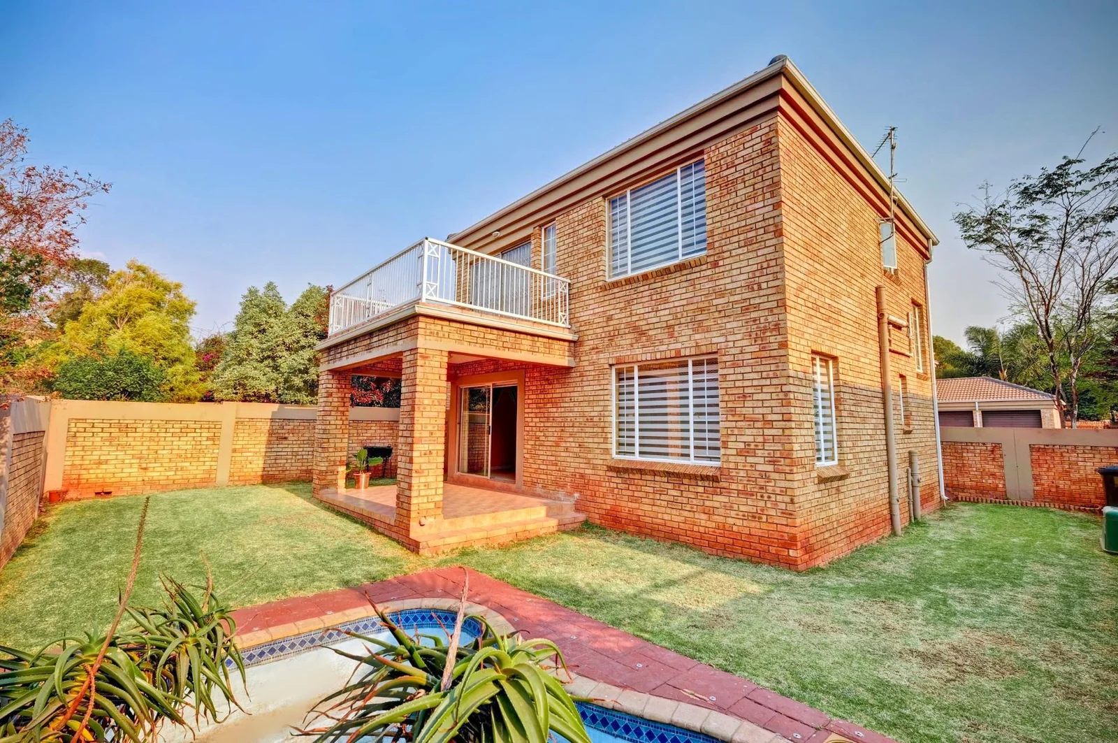 A beautiful huge low maintenance unit in a sought after complex!!!