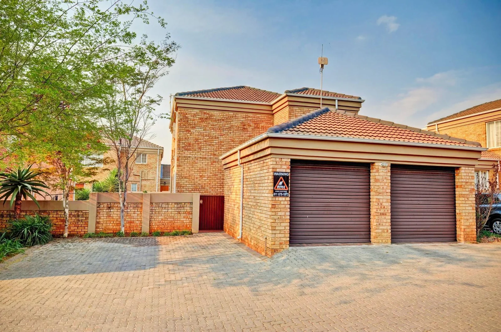 A beautiful huge low maintenance unit in a sought after complex!!!