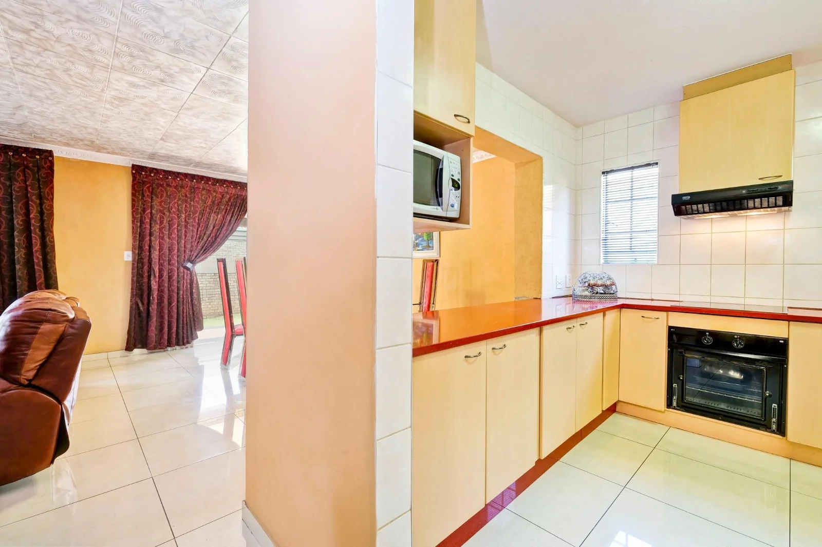 A beautiful huge low maintenance unit in a sought after complex!!!