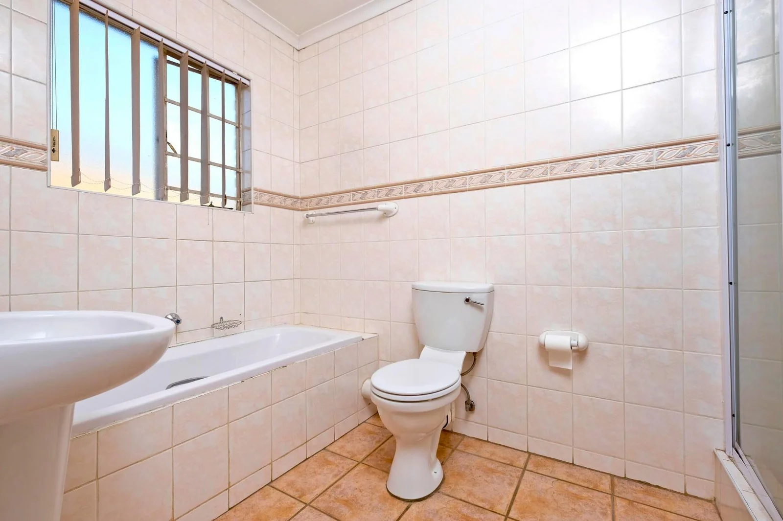 A beautiful huge low maintenance unit in a sought after complex!!!