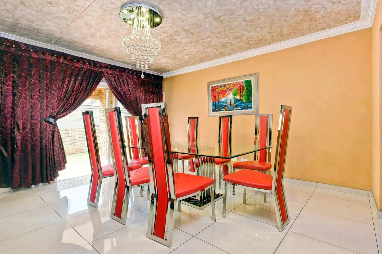 A beautiful huge low maintenance unit in a sought after complex!!!