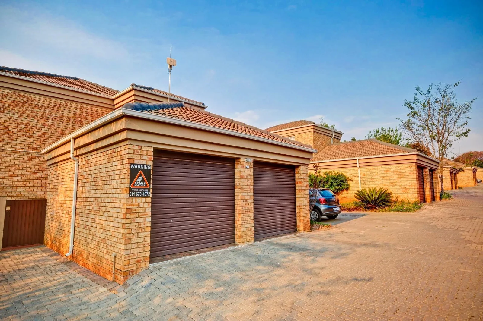 A beautiful huge low maintenance unit in a sought after complex!!!