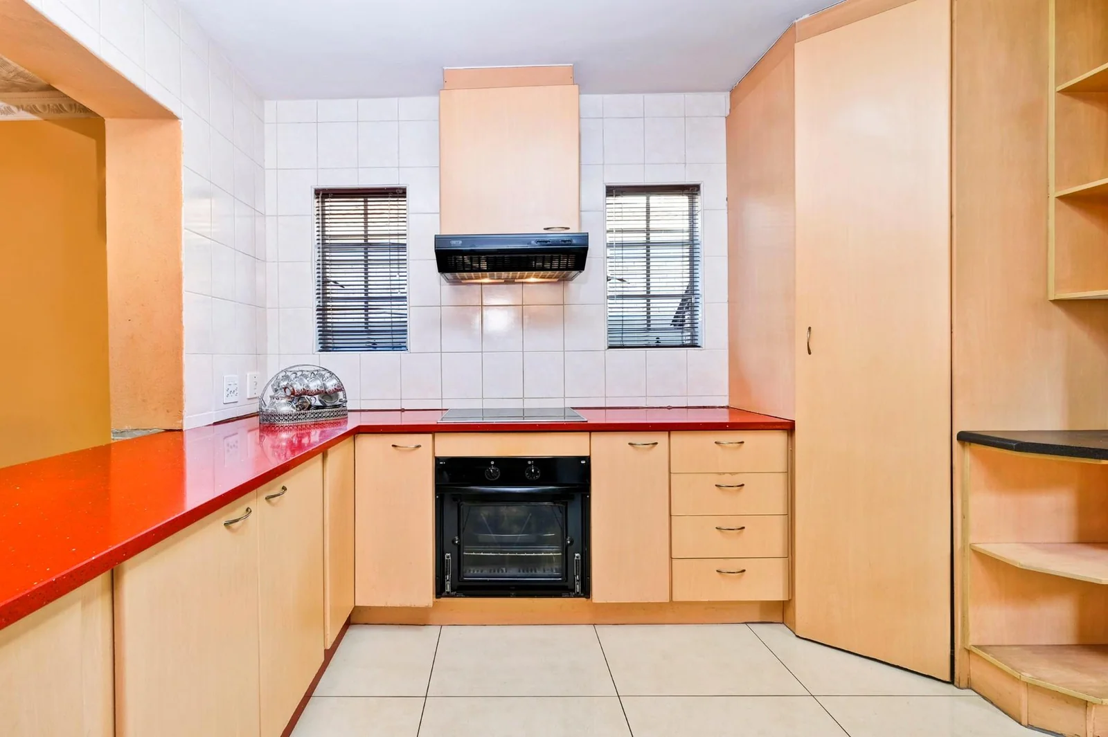 A beautiful huge low maintenance unit in a sought after complex!!!