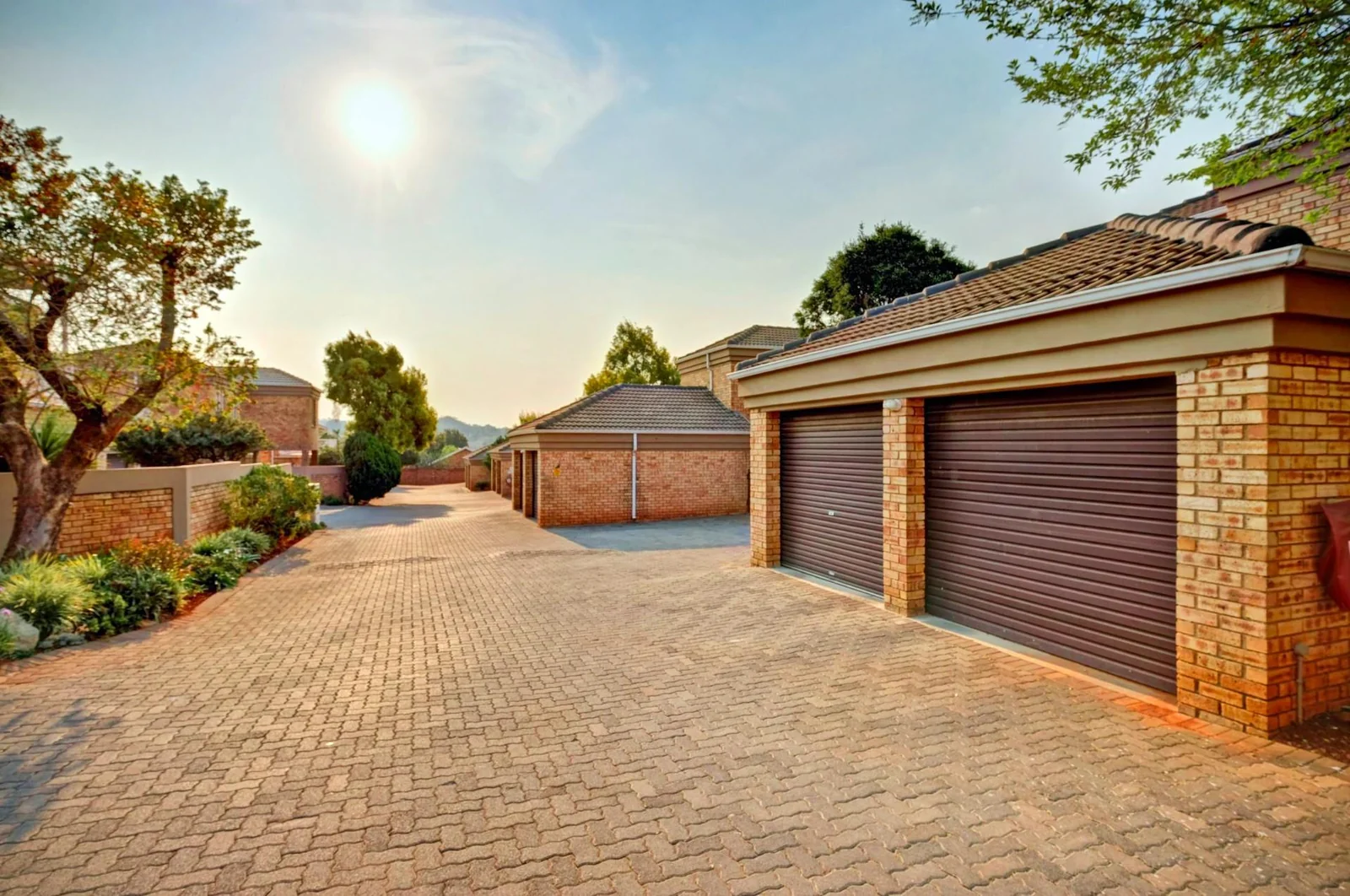 A beautiful huge low maintenance unit in a sought after complex!!!