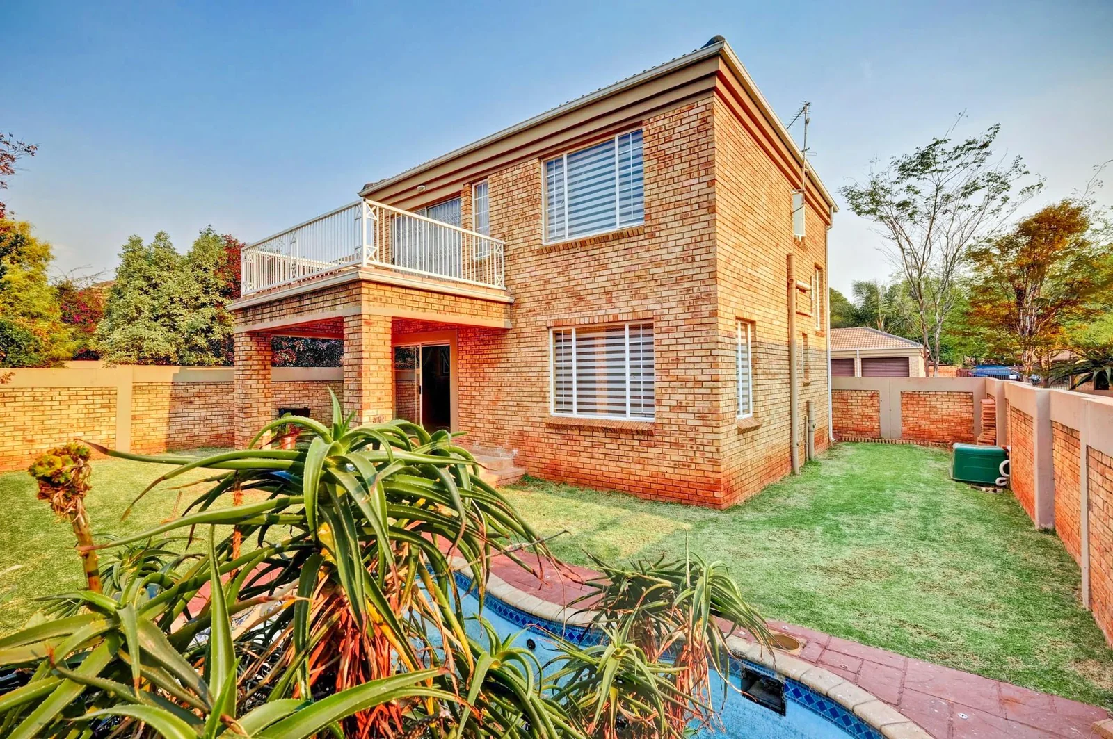 A beautiful huge low maintenance unit in a sought after complex!!!