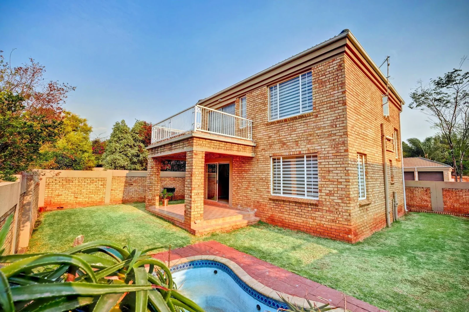 A beautiful huge low maintenance unit in a sought after complex!!!