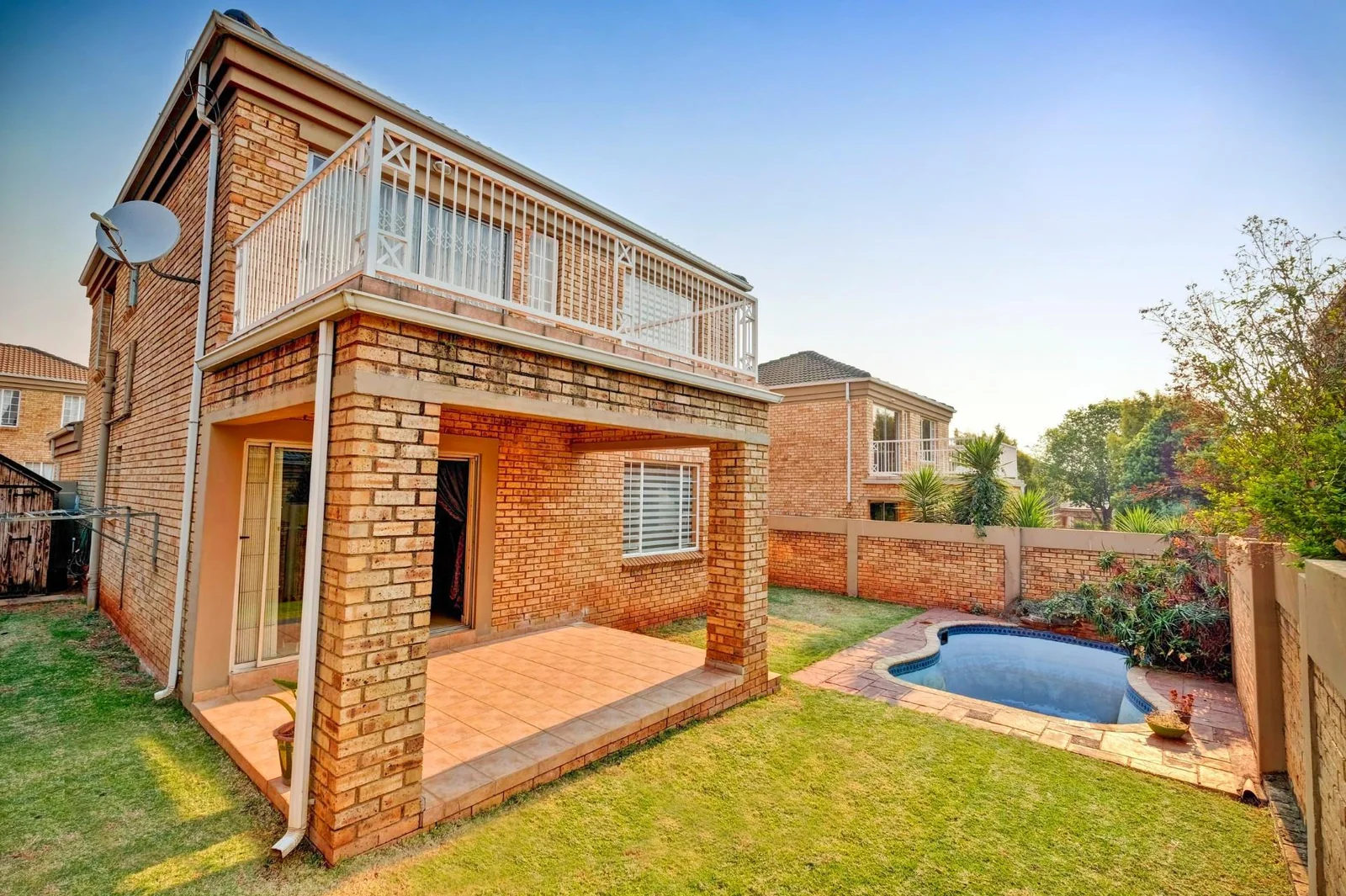 A beautiful huge low maintenance unit in a sought after complex!!!