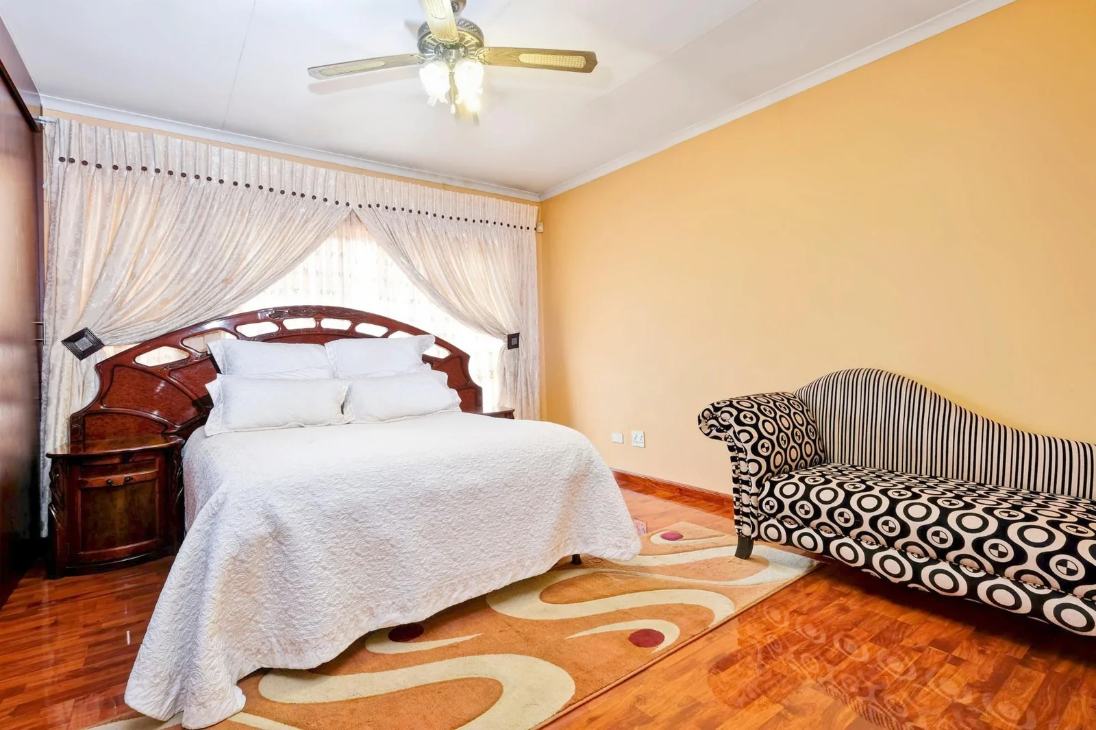 A beautiful huge low maintenance unit in a sought after complex!!!