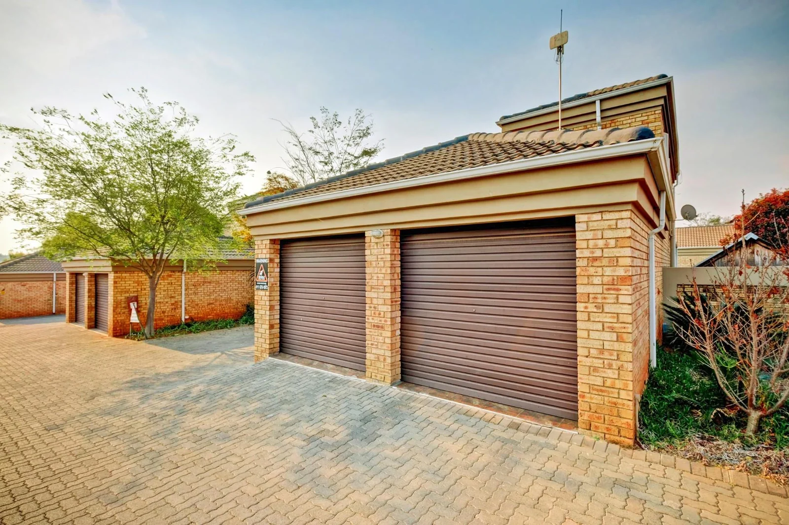 A beautiful huge low maintenance unit in a sought after complex!!!