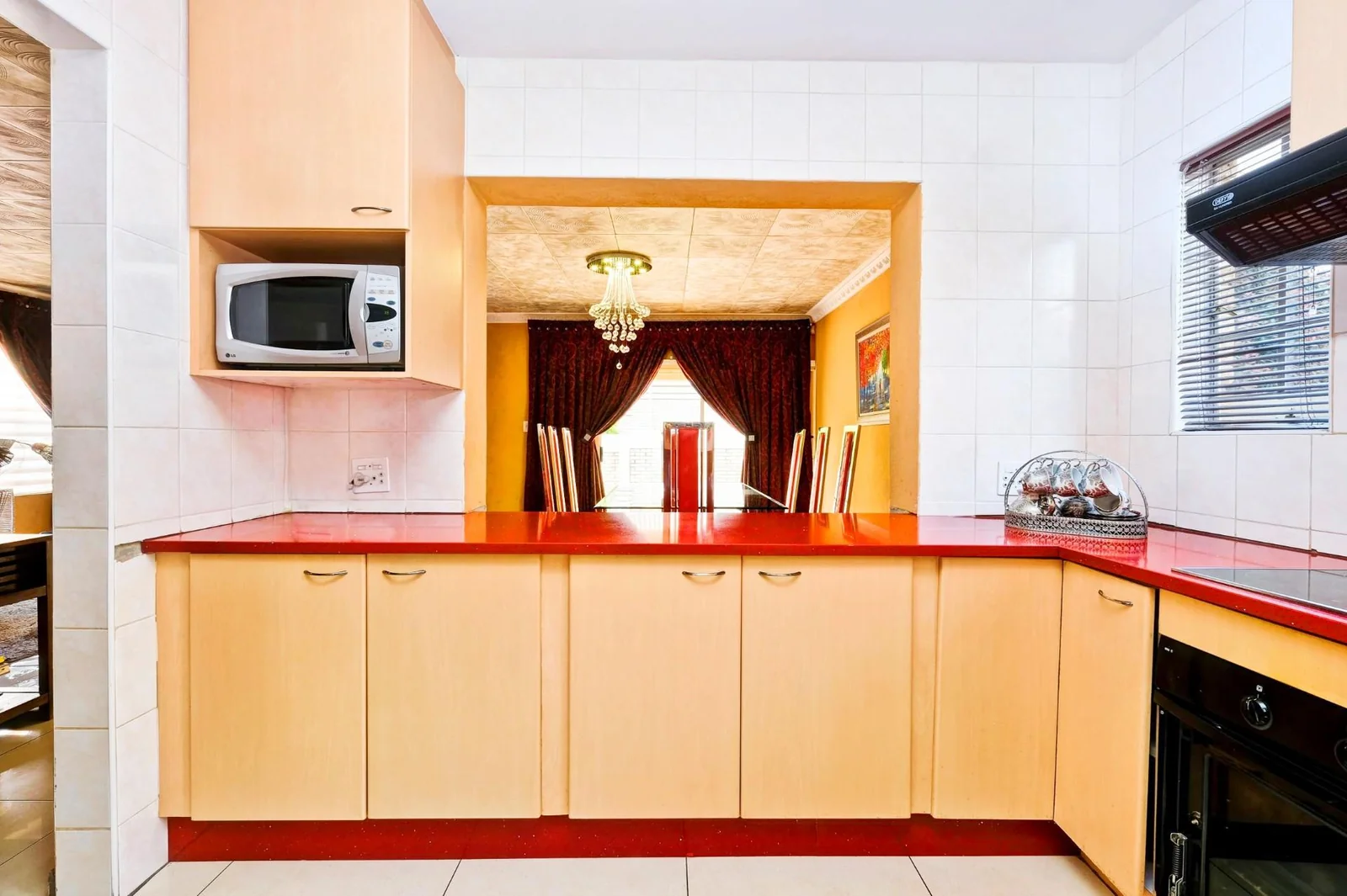 A beautiful huge low maintenance unit in a sought after complex!!!