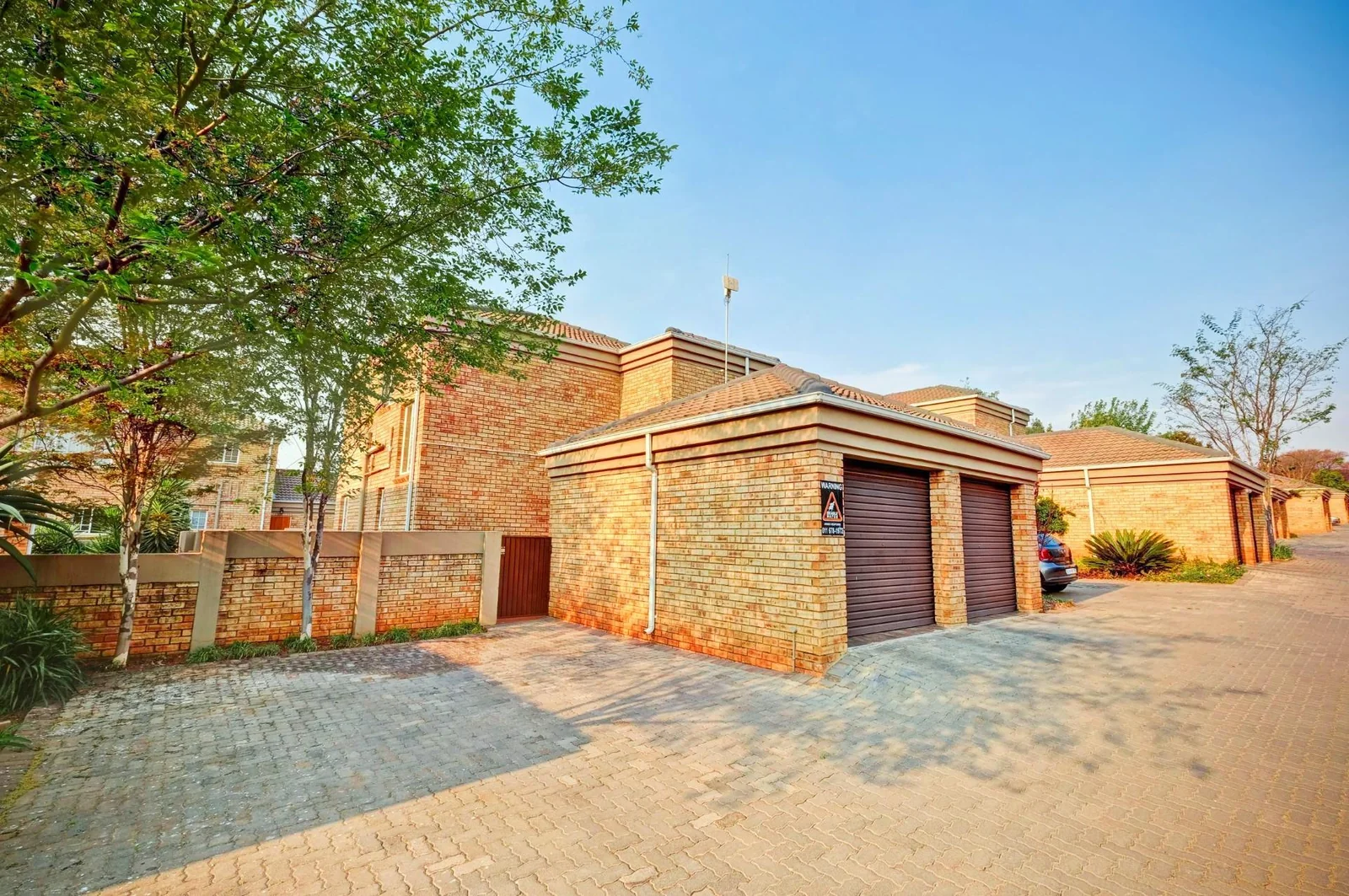 A beautiful huge low maintenance unit in a sought after complex!!!