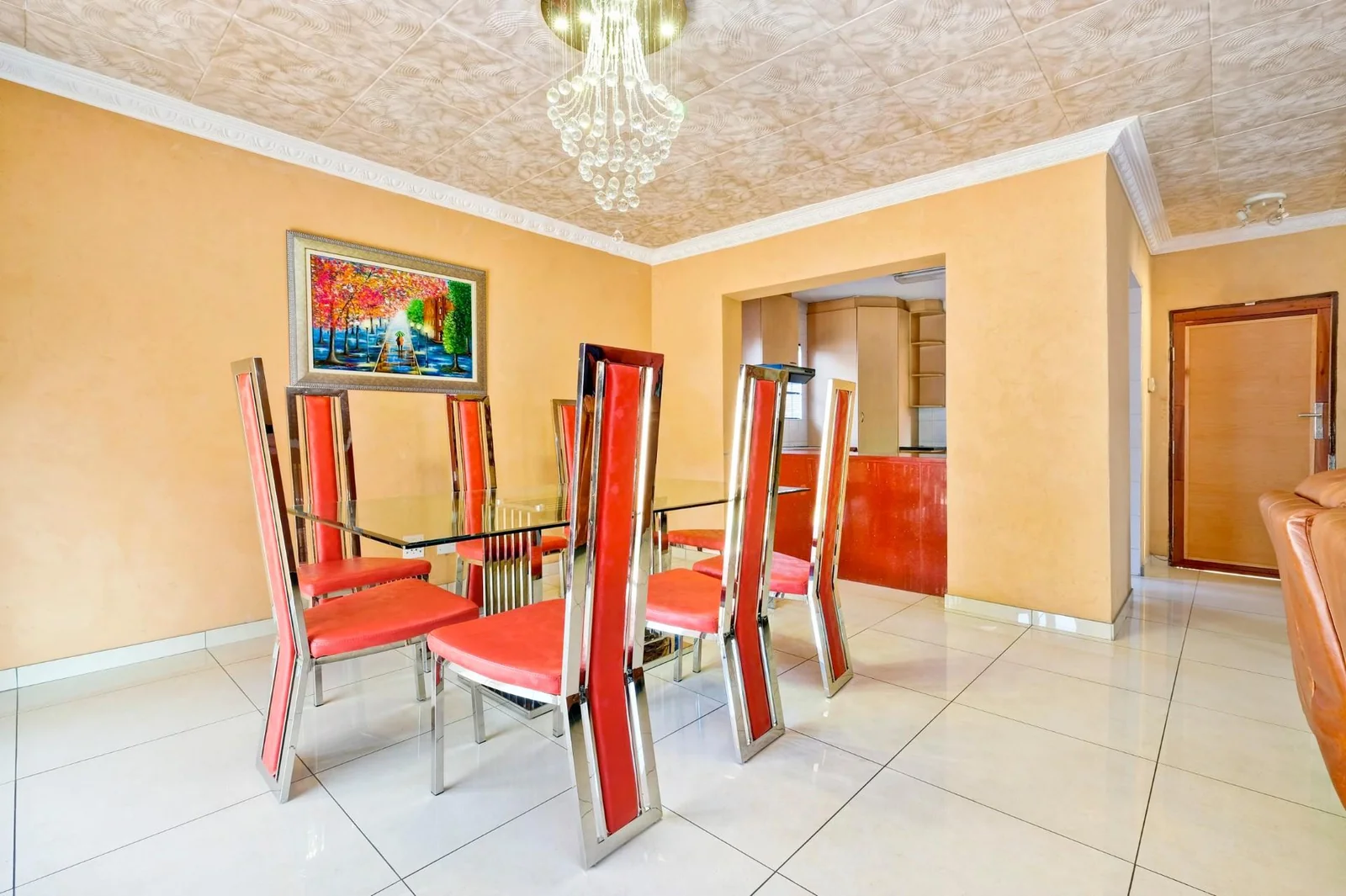 A beautiful huge low maintenance unit in a sought after complex!!!