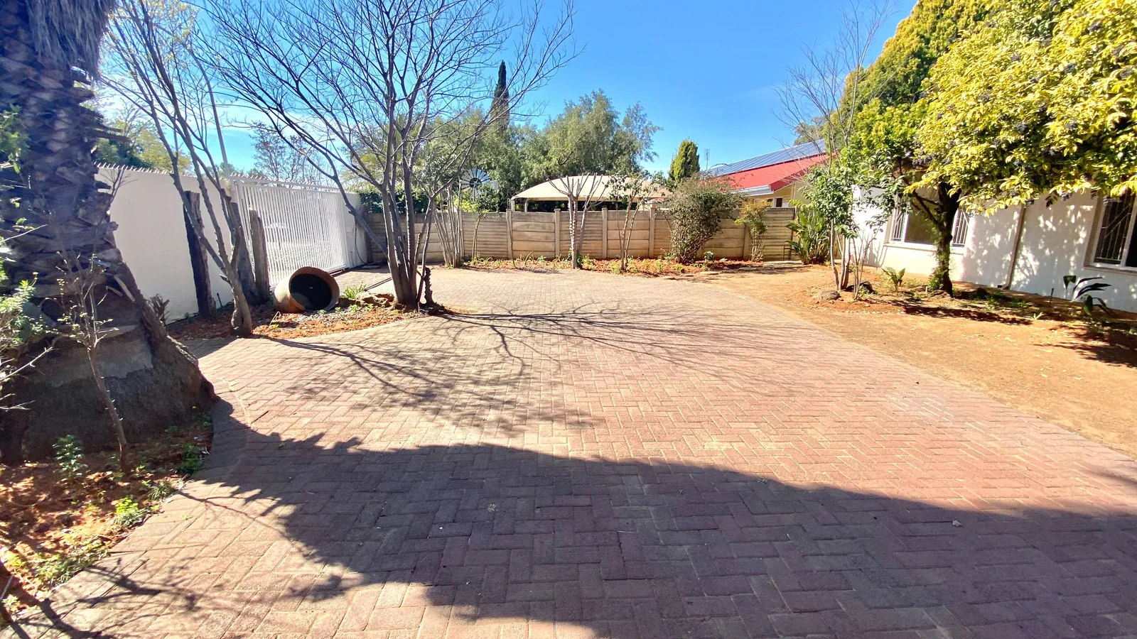 Four bedroom house to let in Fichardtpark.