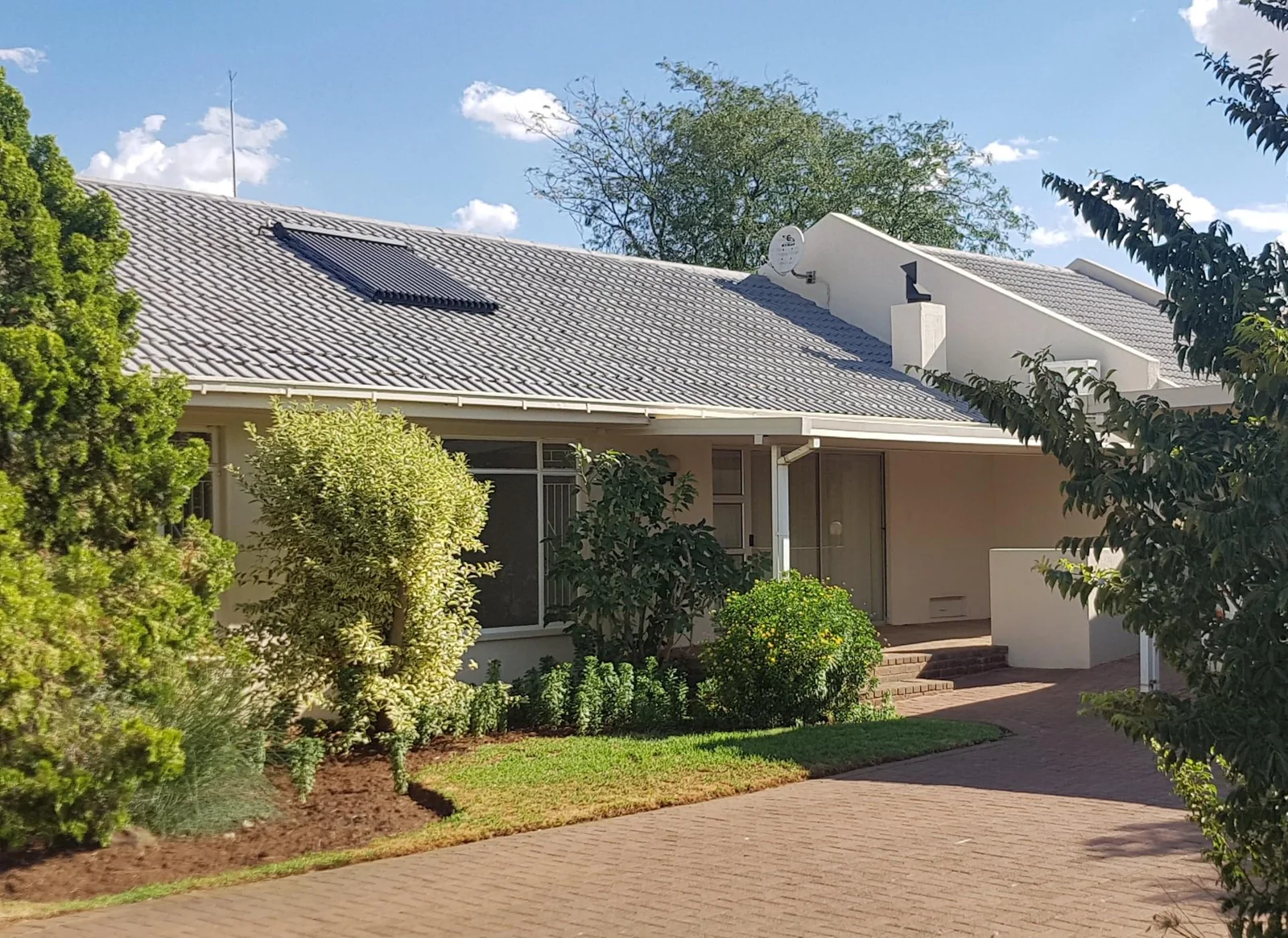 Four bedroom house to let in Fichardtpark.