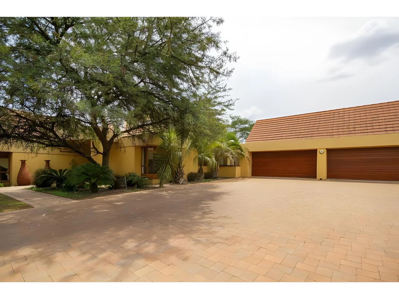 Expansive 7 Bedroom Modern House in Midrand with Secure Living and Flatlets for Ultimate Versatility