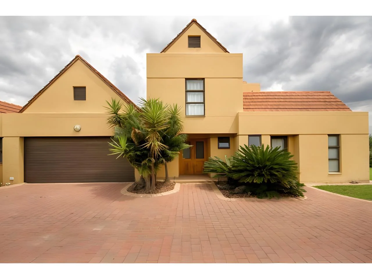Expansive 7 Bedroom Modern House in Midrand with Secure Living and Flatlets for Ultimate Versatility
