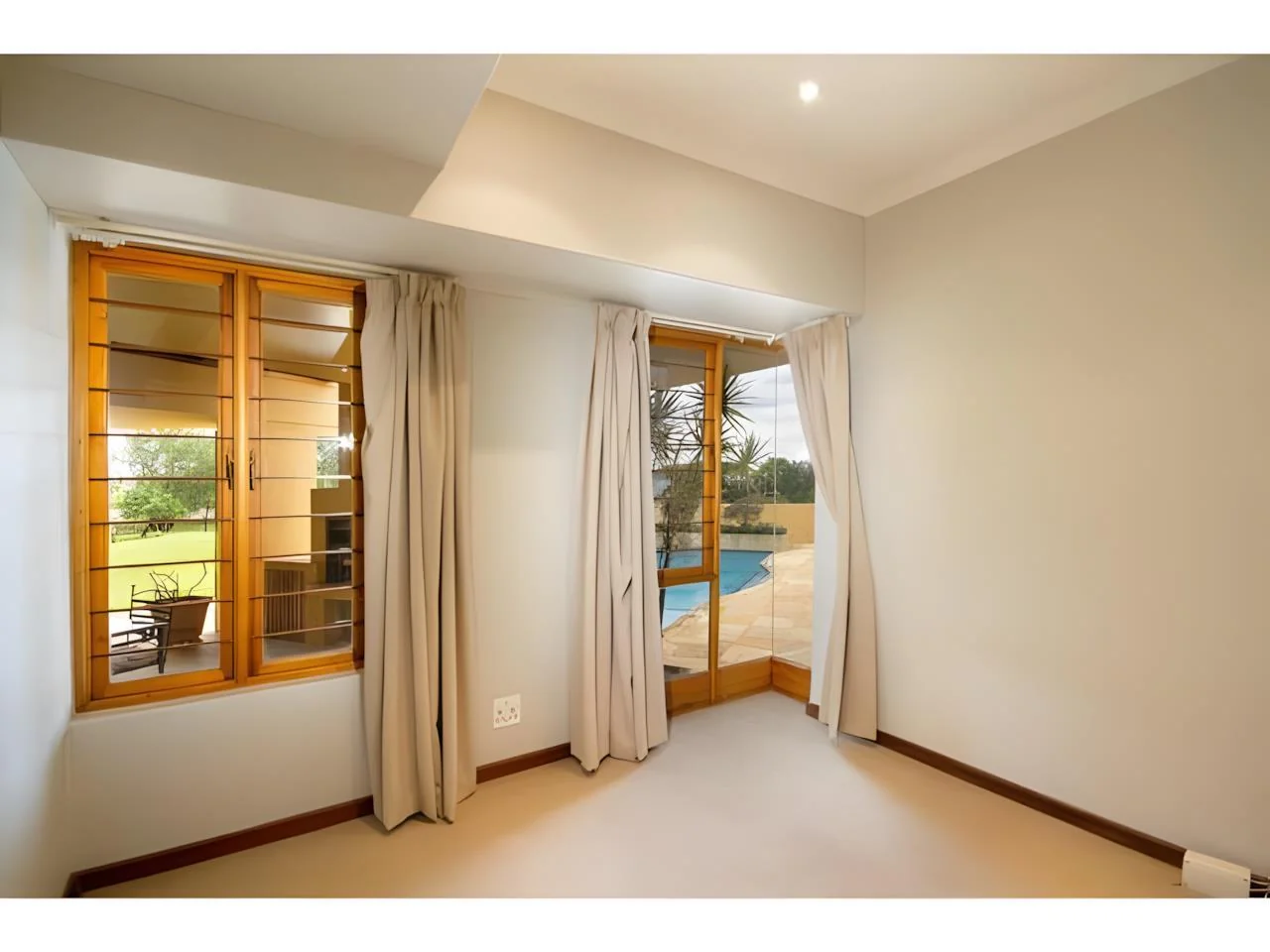 Expansive 7 Bedroom Modern House in Midrand with Secure Living and Flatlets for Ultimate Versatility