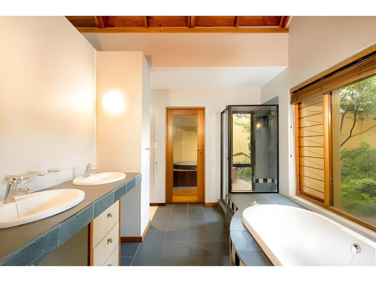 Expansive 7 Bedroom Modern House in Midrand with Secure Living and Flatlets for Ultimate Versatility