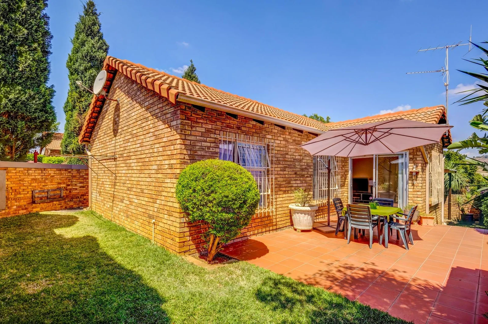 Superb simplex in a prime location