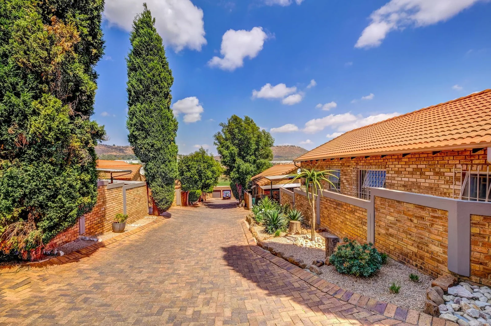 Superb simplex in a prime location