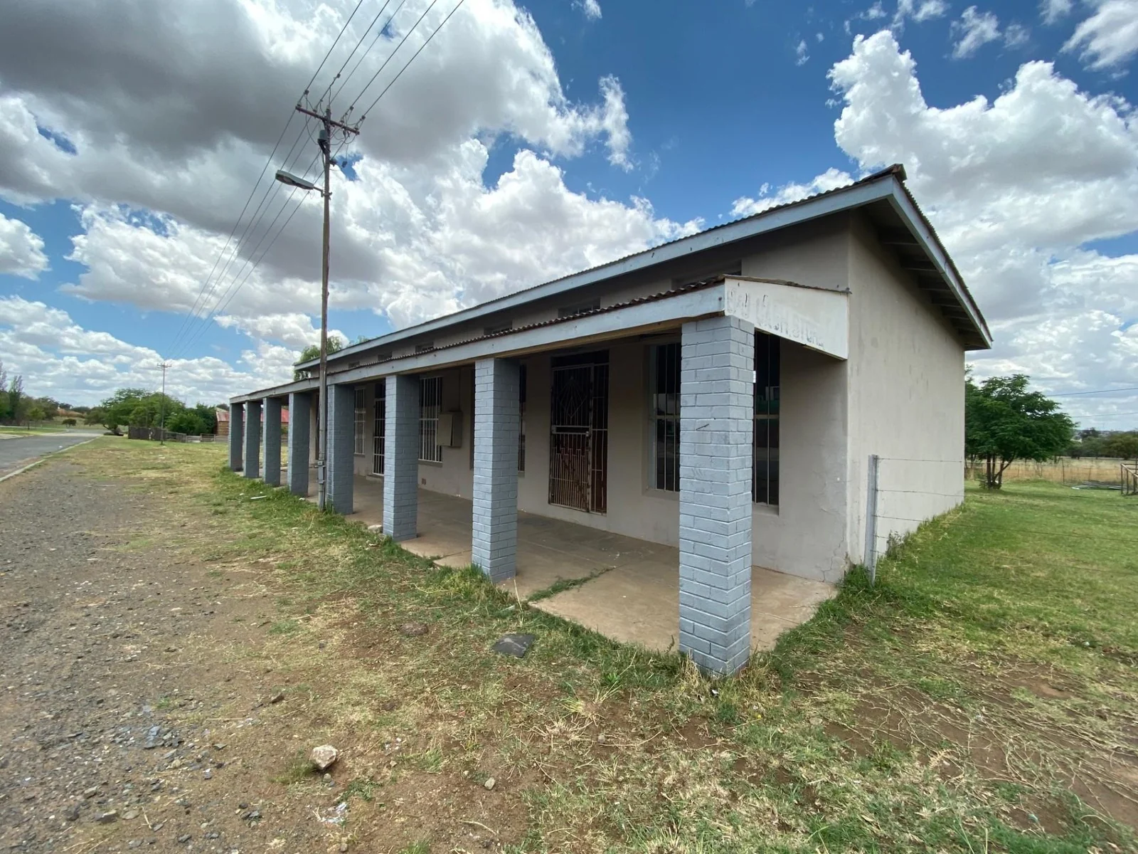 Building for three shops or offices for sale.