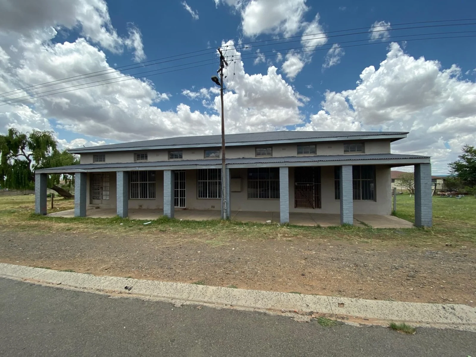 Building for three shops or offices for sale.