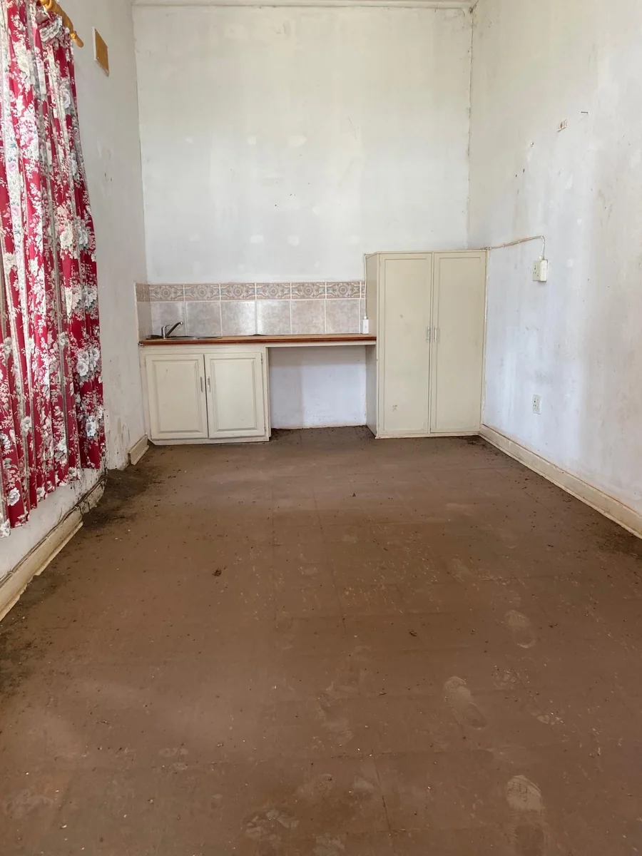 Building for three shops or offices for sale.