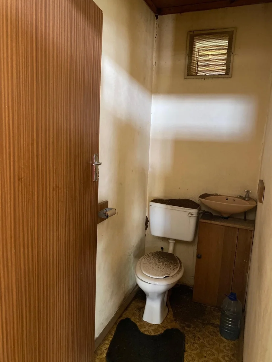 Building for three shops or offices for sale.