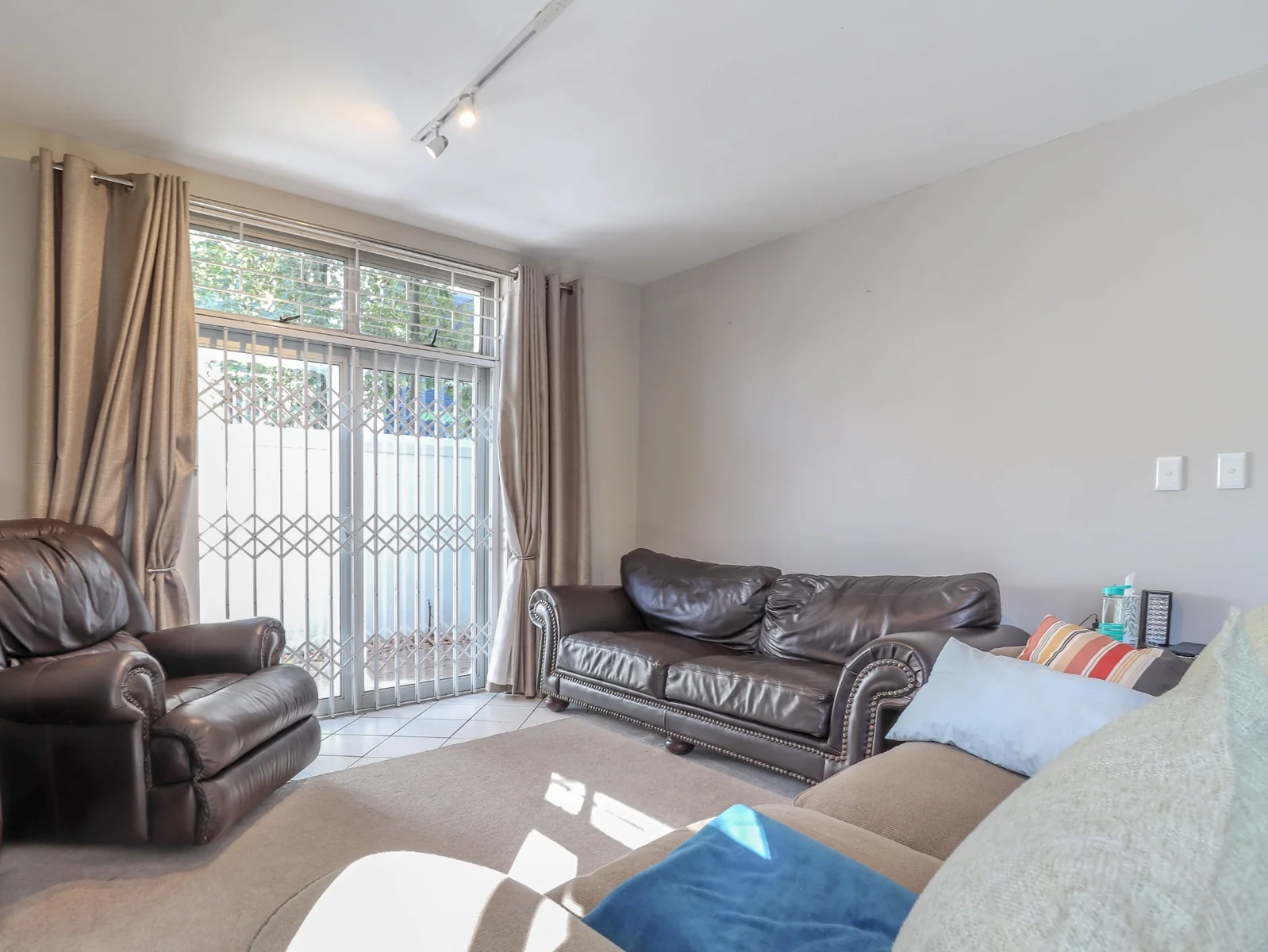 2 BEDROOM GROUND FLOOR WITH OUTSIDE BRAAI - 1 DECEMBER R18 480.00