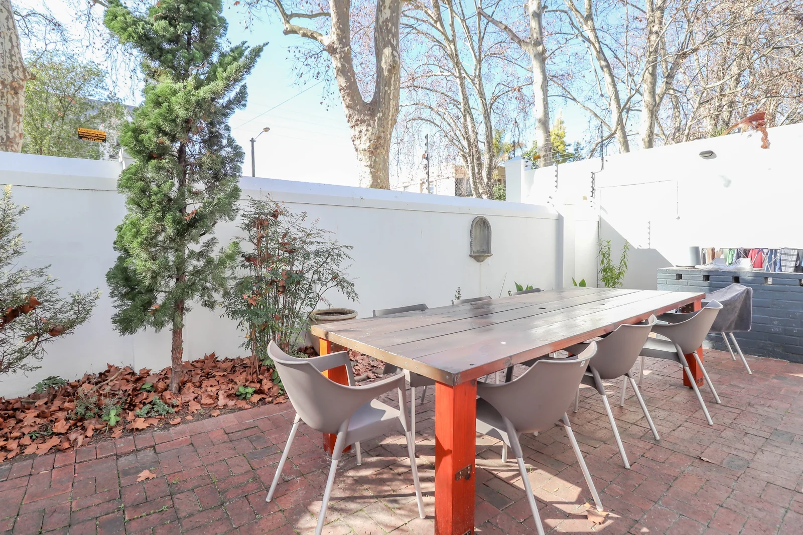 2 BEDROOM GROUND FLOOR WITH OUTSIDE BRAAI - 1 DECEMBER R18 480.00