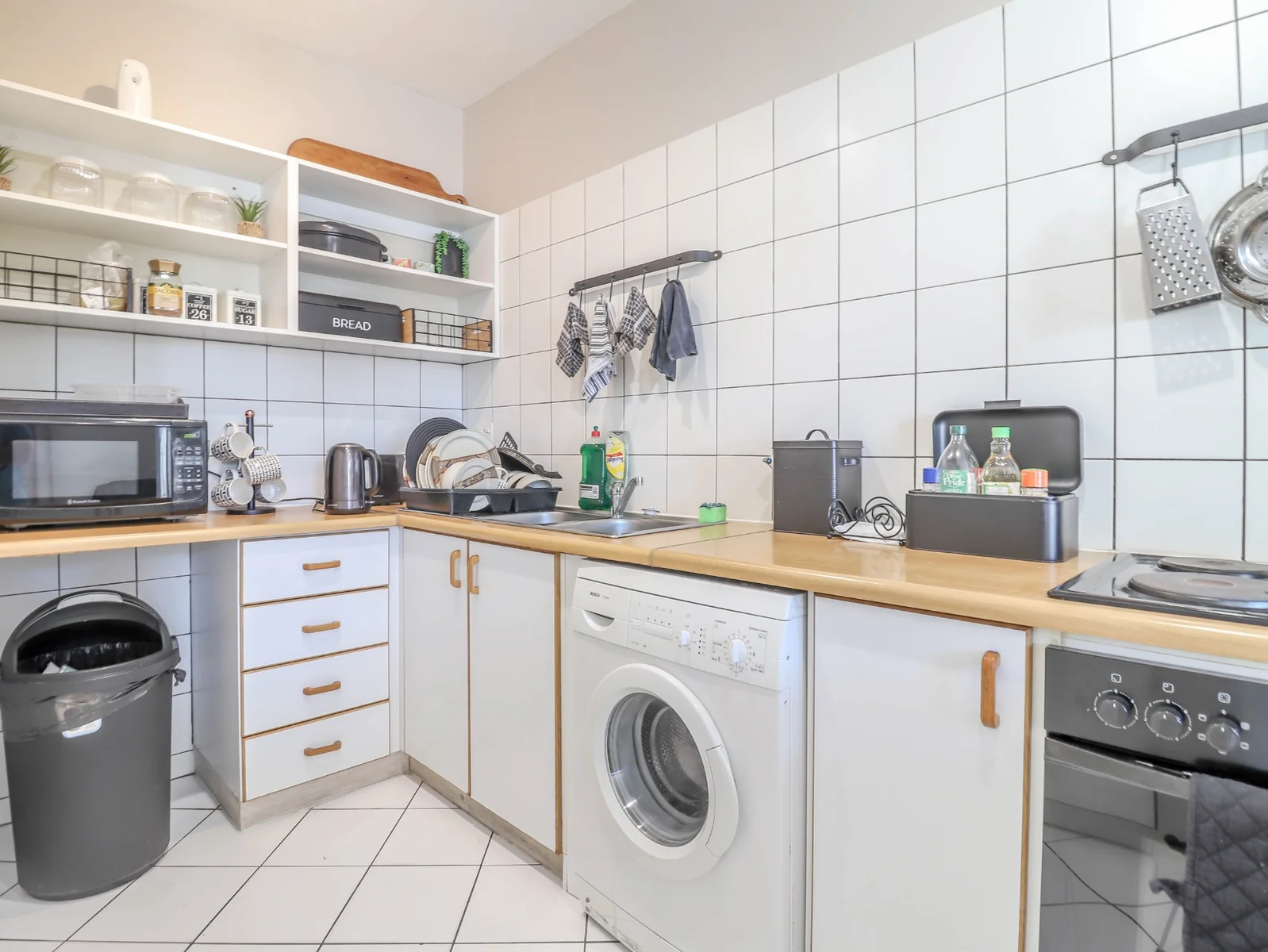 2 BEDROOM GROUND FLOOR WITH OUTSIDE BRAAI - 1 DECEMBER R18 480.00