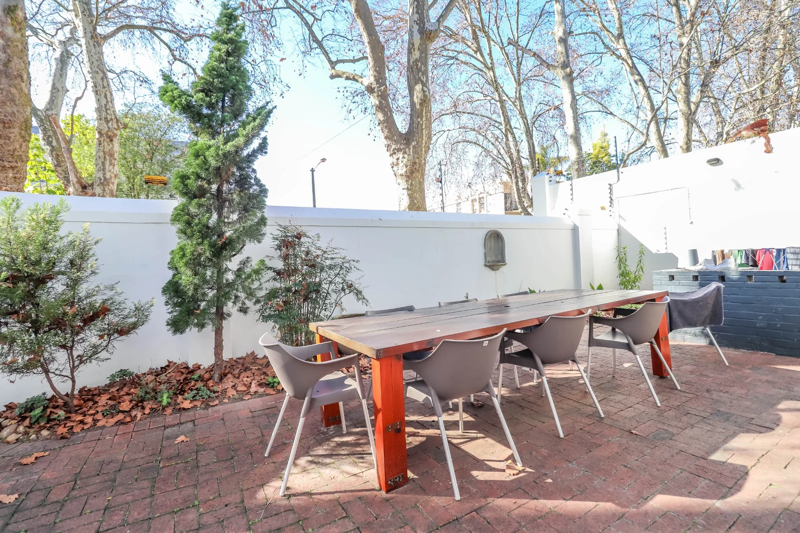 2 BEDROOM GROUND FLOOR WITH OUTSIDE BRAAI - 1 DECEMBER R18 480.00