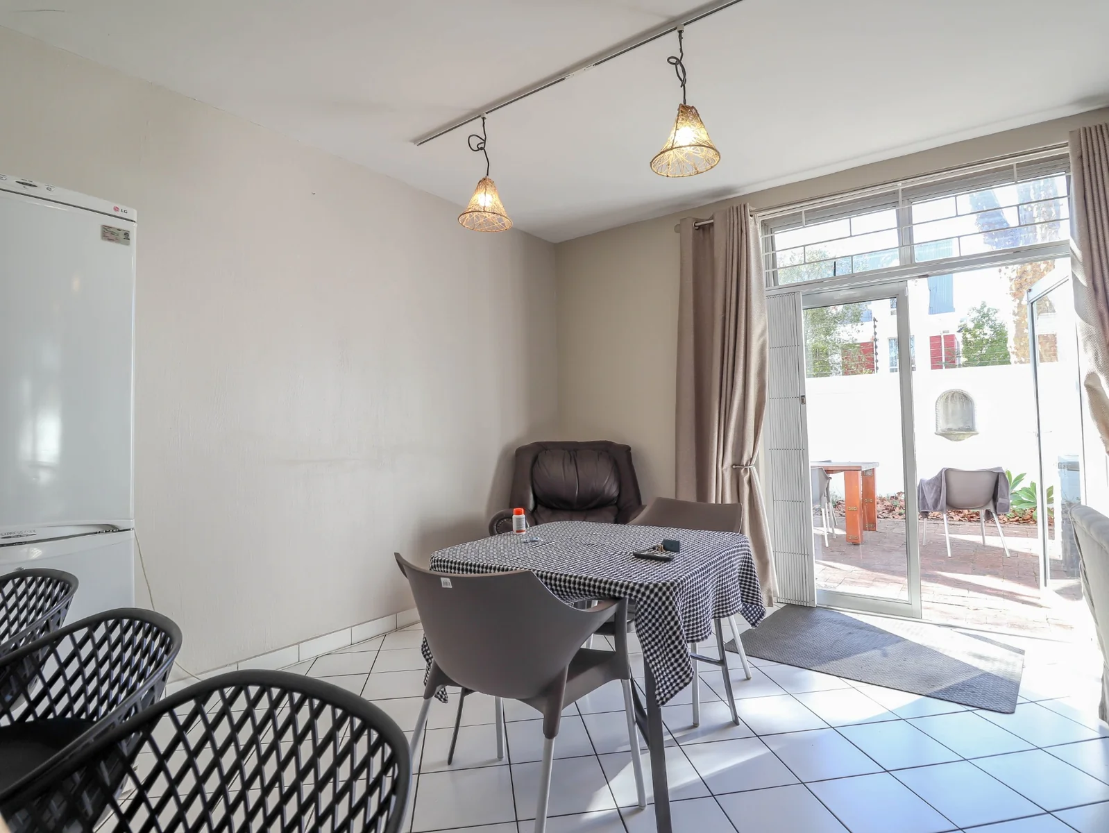 2 BEDROOM GROUND FLOOR WITH OUTSIDE BRAAI - 1 DECEMBER R18 480.00