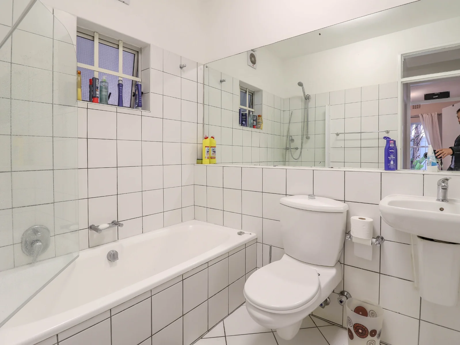2 BEDROOM GROUND FLOOR WITH OUTSIDE BRAAI - 1 DECEMBER R18 480.00