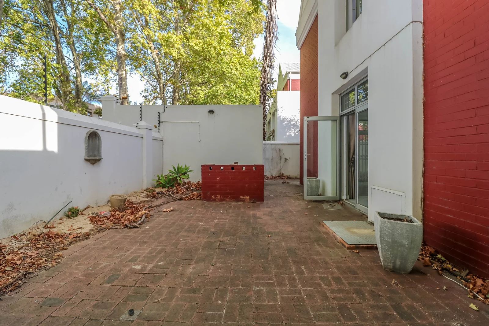 2 BEDROOM GROUND FLOOR WITH OUTSIDE BRAAI - 1 DECEMBER R18 480.00