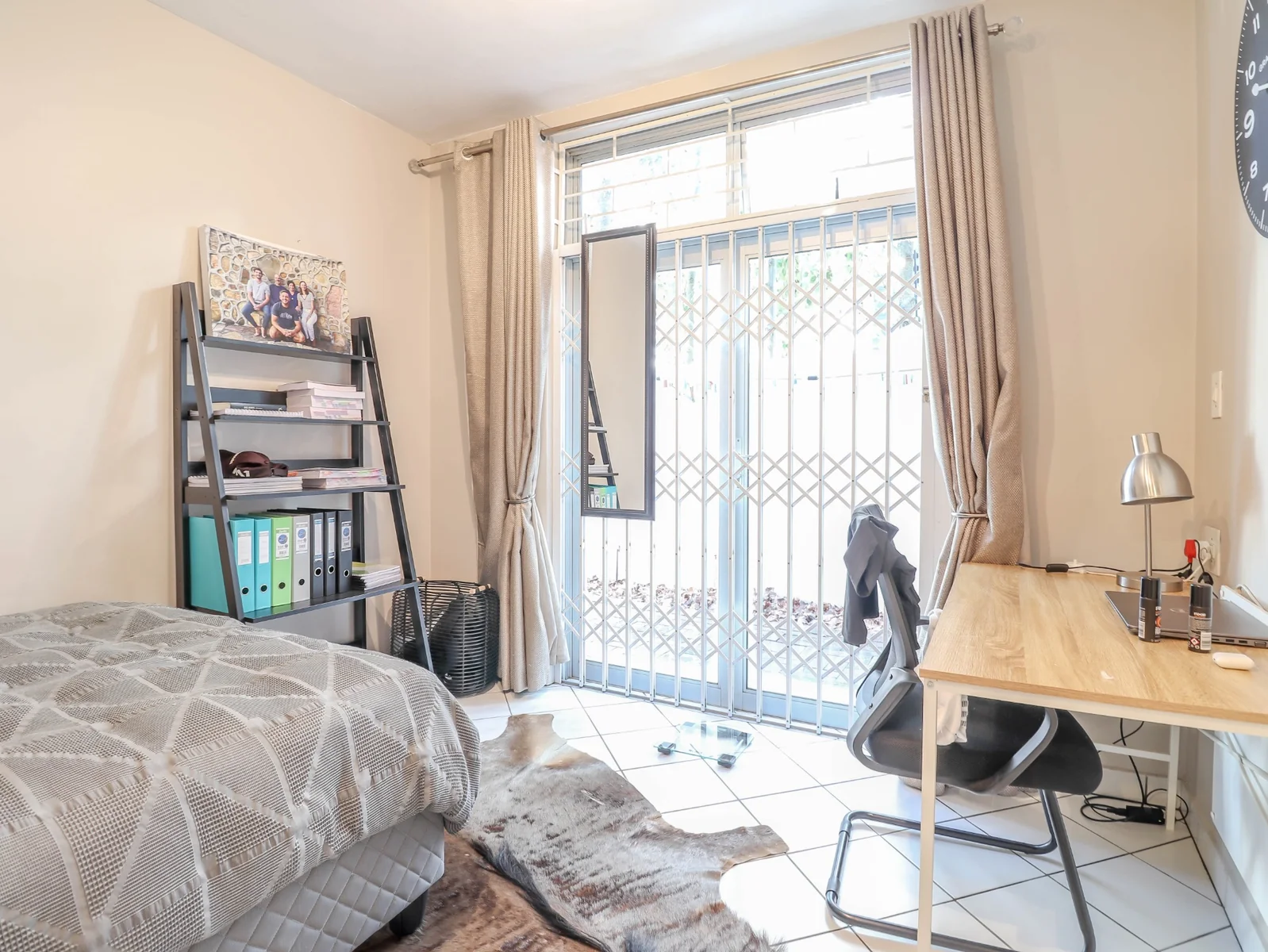 2 BEDROOM GROUND FLOOR WITH OUTSIDE BRAAI - 1 DECEMBER R18 480.00
