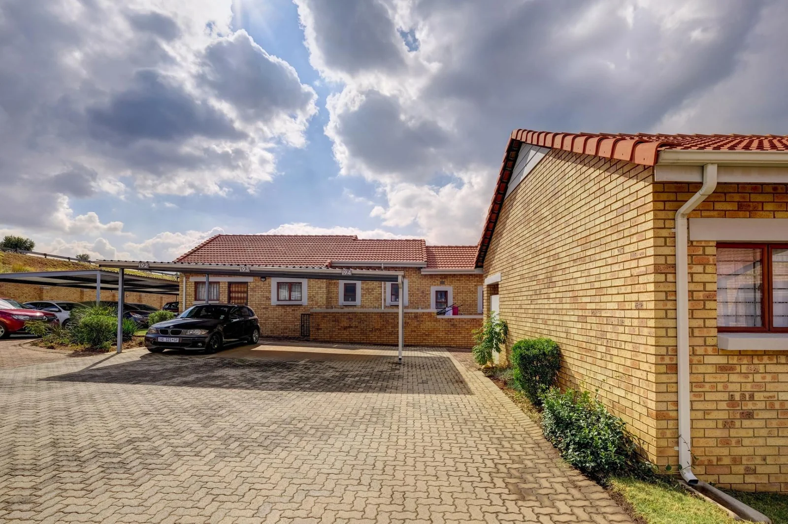 2 BEDROOM SIMPLEX FOR SALE IN RANDPARK RIDGE