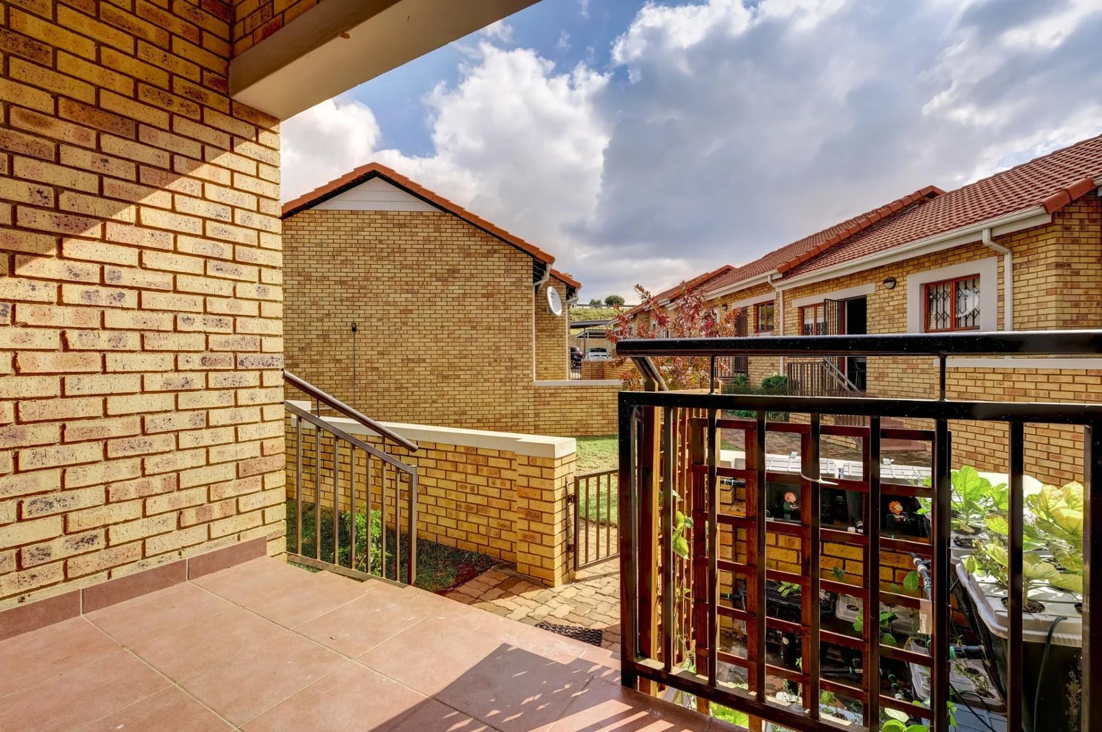 2 BEDROOM SIMPLEX FOR SALE IN RANDPARK RIDGE