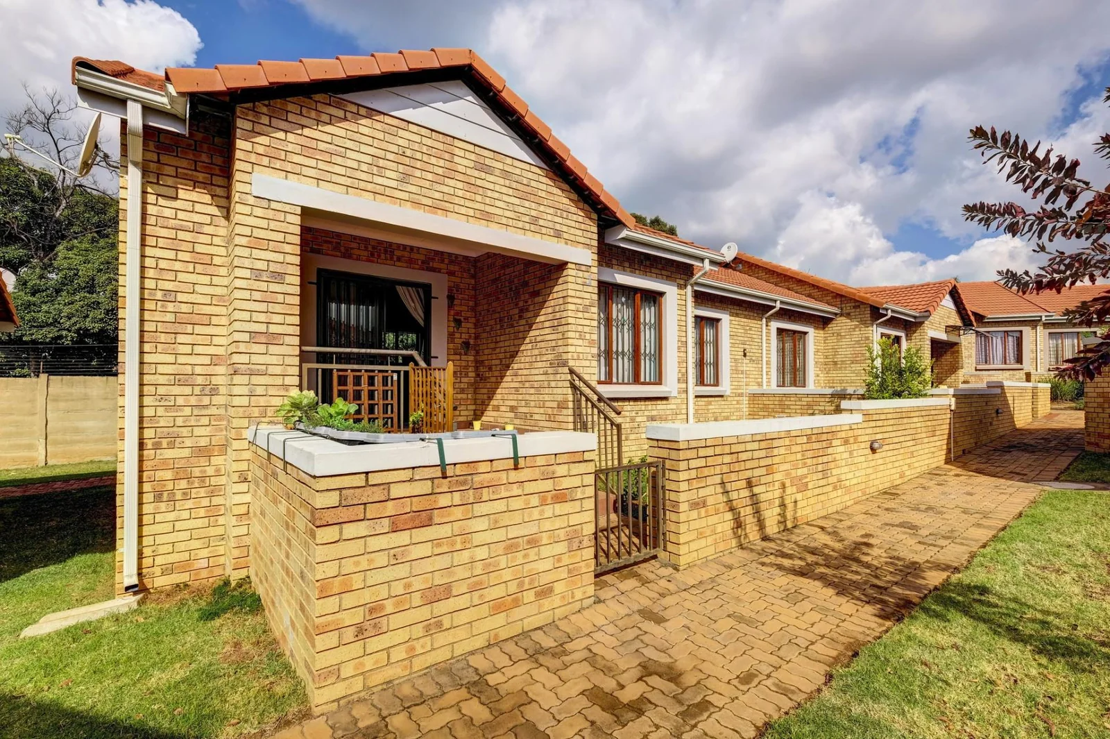 2 BEDROOM SIMPLEX FOR SALE IN RANDPARK RIDGE
