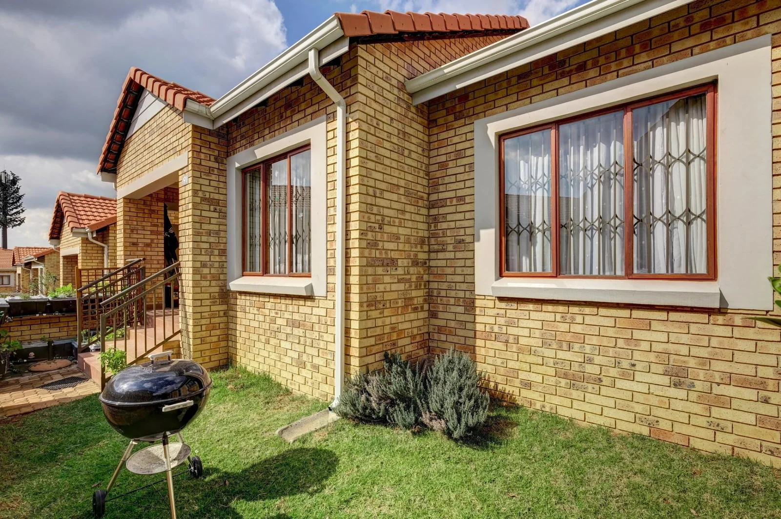 2 BEDROOM SIMPLEX FOR SALE IN RANDPARK RIDGE