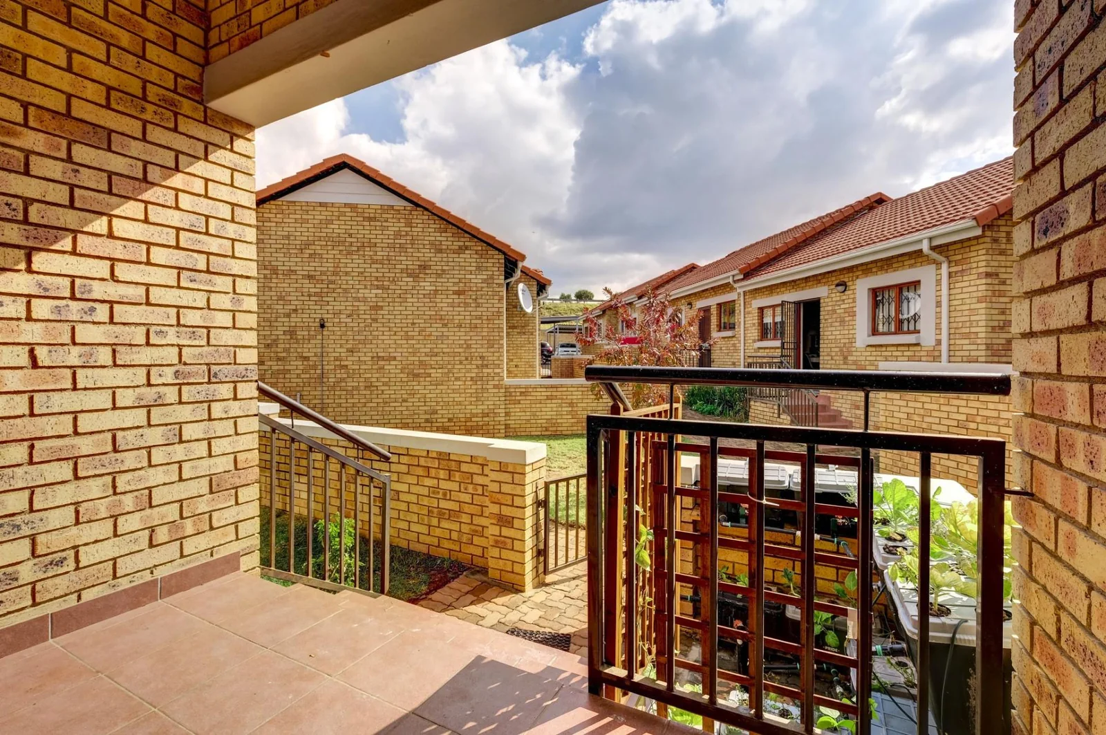 2 BEDROOM SIMPLEX FOR SALE IN RANDPARK RIDGE