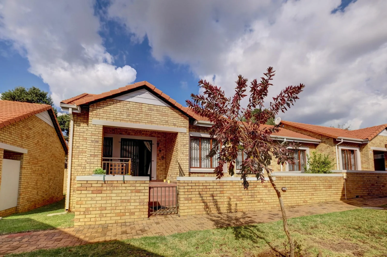 2 BEDROOM SIMPLEX FOR SALE IN RANDPARK RIDGE