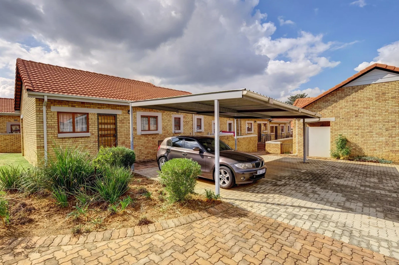 2 BEDROOM SIMPLEX FOR SALE IN RANDPARK RIDGE
