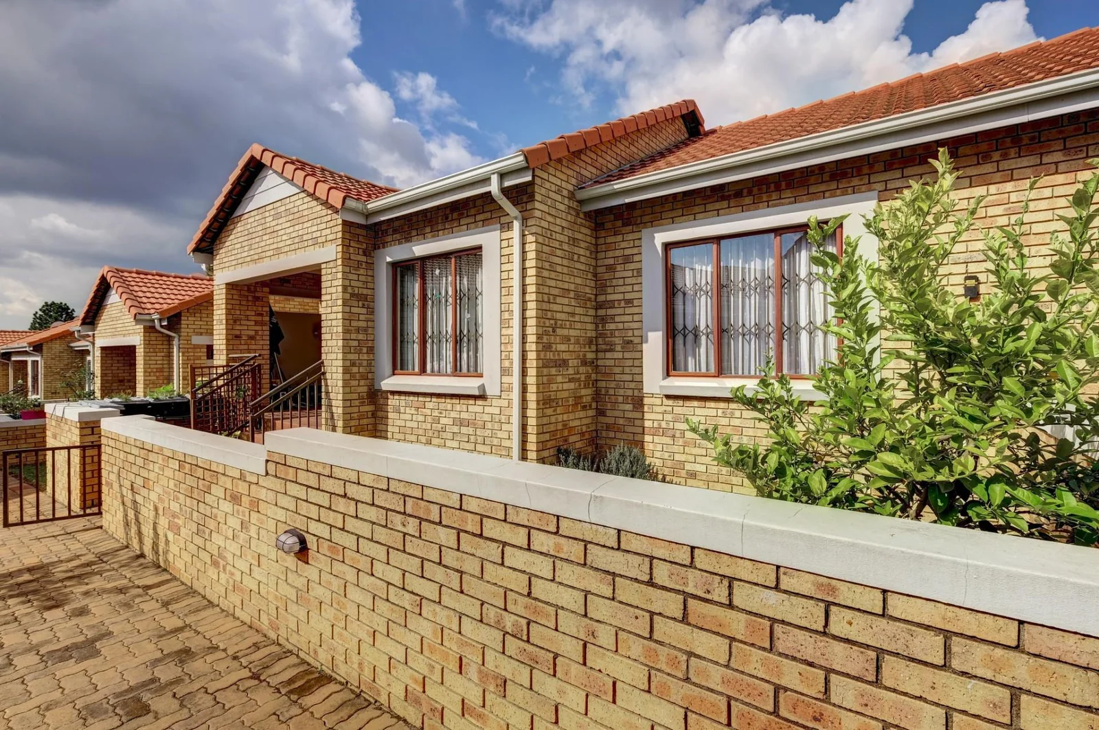 2 BEDROOM SIMPLEX FOR SALE IN RANDPARK RIDGE