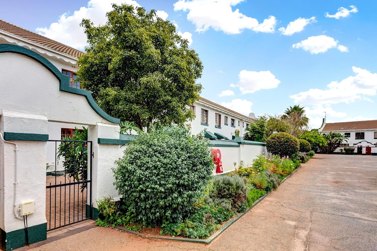 Large Townhouse for sale in Florida Park