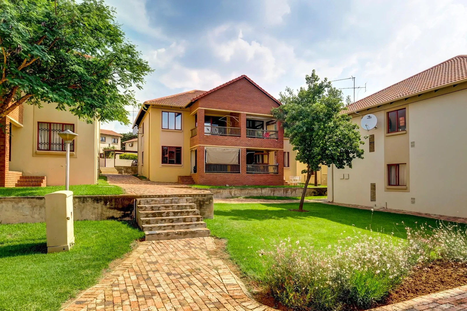 2 BEDROOM APARTMENT IN WILLOWBROOK